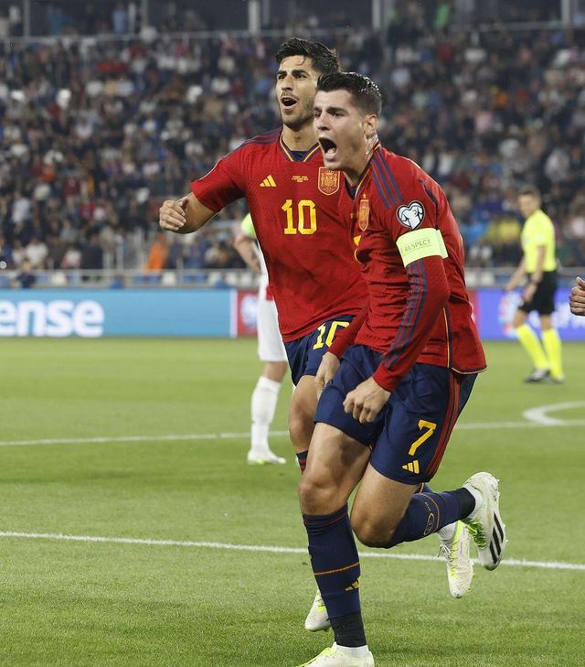 巴西队在足球比赛中击败对手