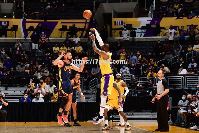 NBA季后赛激战：湖人逆转战胜爵士