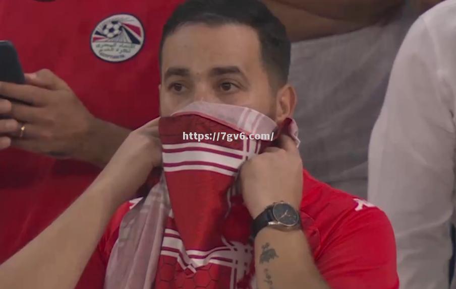 比赛中场面紧张，球迷心情激动