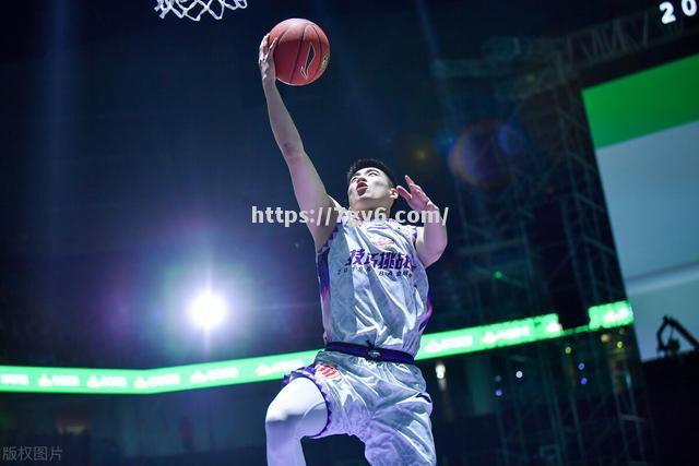 新赛季的职业篮球比赛充满悬念与期待 新赛季的职业篮球比赛充满悬念与期待