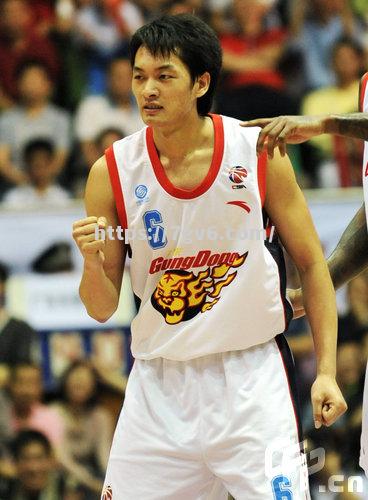 陈江华全场高效发挥,助队获得胜利 陈江华全场高效发挥,助队获得胜利