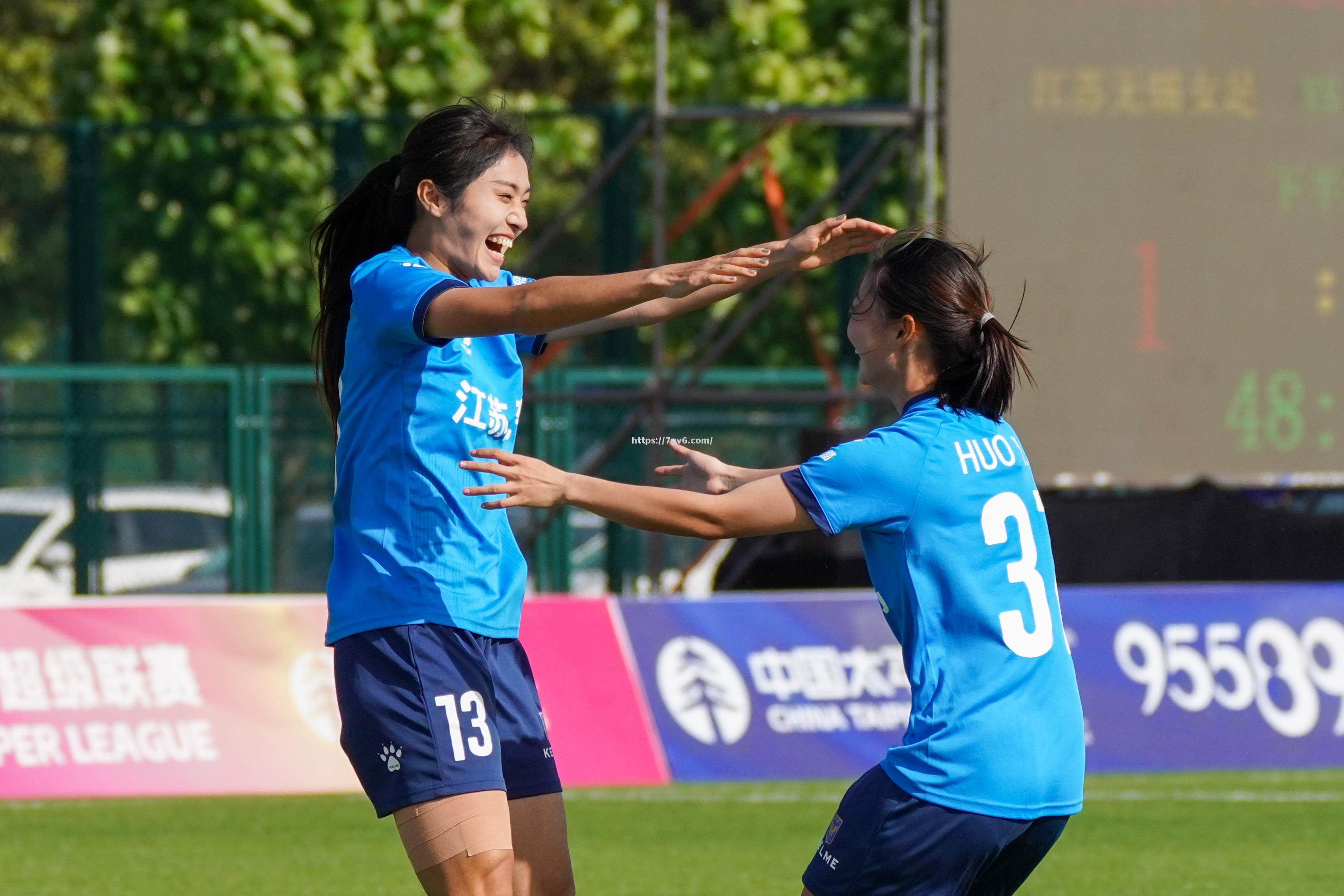 南宫娱乐-强强对话！足球女队赢得关键比赛！