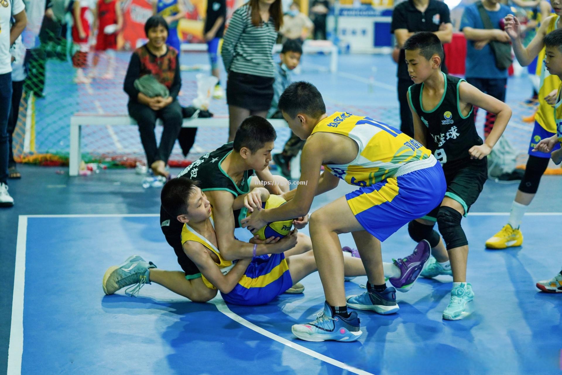 赛场上球员表现出色,展现才华和团队配合 赛场上球员表现出色,展现才华和团队配合